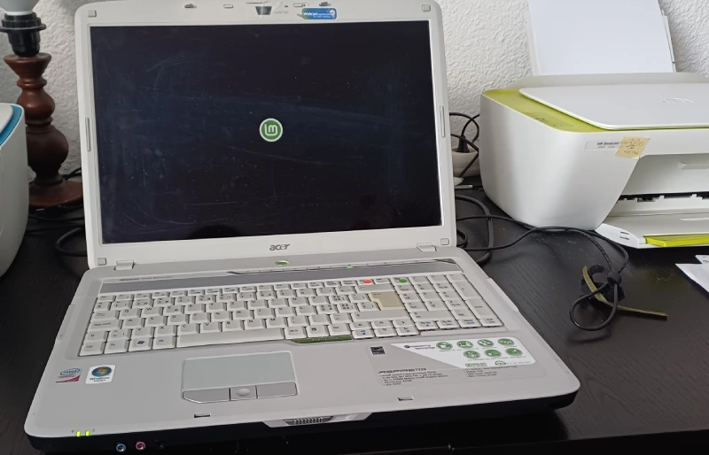 Vieux PC sous Windows Vista, de 2008. Très lent et peu sécurisé. Linux lui permettra de se recycler.